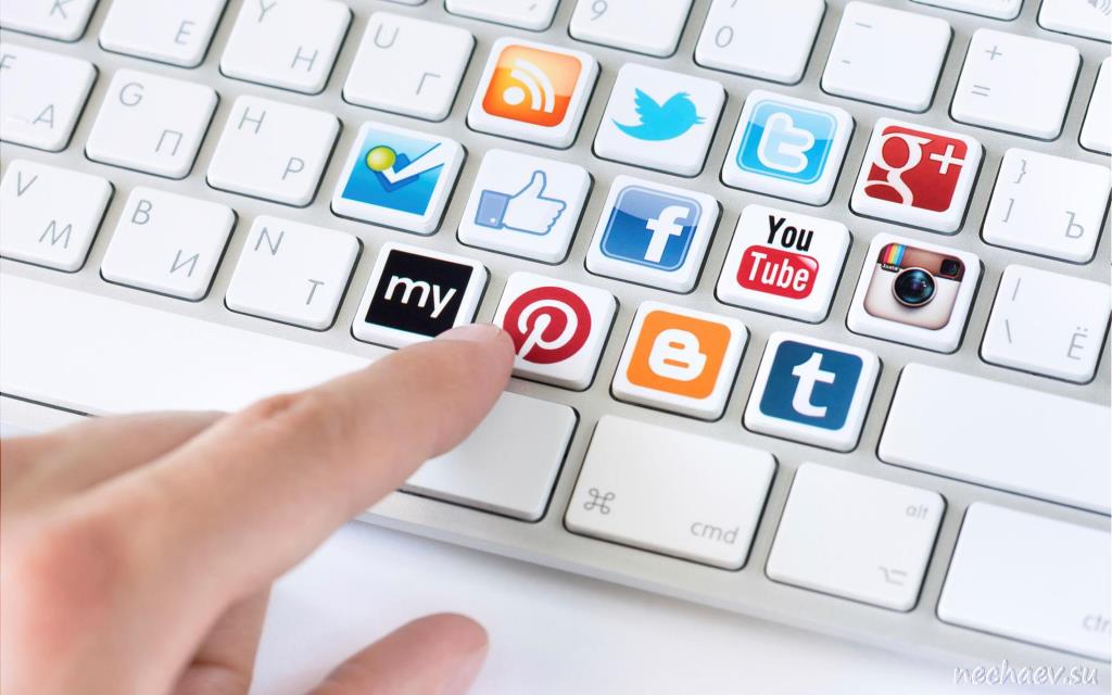Кнопки социальных сетей на клавиатуре